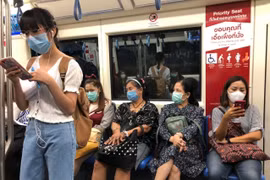 Người dân Thái Lan đeo khẩu trang tự bảo vệ mình trước dịch COVID-19 khi đi tàu điện ngầm ở thủ đô Bangkok. (Ảnh: Ngọc Quang/TTXVN)