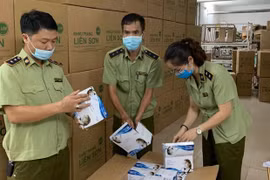 Lực lượng Quản lý thị trường Hà Nội kiểm tra khẩu trang và hàng hóa phòng chống dịch. (Ảnh: PV/Vietnam+)