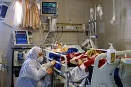 Nhân viên y tế điều trị cho bệnh nhân mắc COVID-19 tại một bệnh viện ở Tehran, Iran ngày 1/3/2020. (Ảnh: AFP/TTXVN)