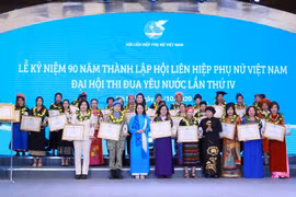 Các cá nhân có thành tích xuất sắc trong công tác thi đua nhận Bằng khen của Trung ương Hội Liên hiệp Phụ nữ Việt Nam. (Ảnh: Phương Hoa/TTXVN)
