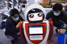 Trung Quốc đưa vào sử dụng robot khử trùng thế hệ đầu tiên tại công ty công nghệ Thanh Đảo, tỉnh Sơn Đông, Trung Quốc ngày 11/2/2020. (Ảnh: THX/TTXVN)
