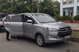 Chiếc xe chở 5 đối tượng nhập cảnh trái phép vào Việt Nam và chuẩn bị bay vào TP Hồ Chí Minh. (Ảnh: Cục Cảnh sát giao thông/TTXVN)