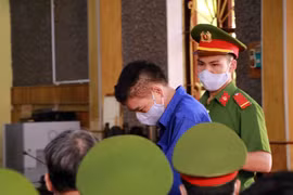 Bị cáo Trần Xuân Yến (nguyên Phó Giám đốc Sở Giáo dục và Đào tạo tỉnh Sơn La) tại phiên tòa. (Ảnh: Hữu Quyết/TTXVN)