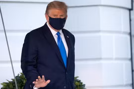 Tổng thống Mỹ Donald Trump rời Nhà Trắng để đáp chuyên cơ tới Trung tâm quân y Walter Reed ở Bethesda, bang Maryland ngày 2/10/2020. (Ảnh: AFP/TTXVN)