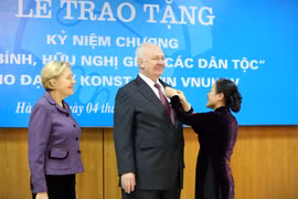 Chủ tịch Liên hiệp các tổ chức hữu nghị Việt Nam Nguyễn Phương Nga gắn Kỷ niệm chương "Vì hòa bình, hữu nghị giữa các dân tộc" tặng Đại sứ Liên bang Nga tại Việt Nam Konstantin Vnukov. (Ảnh: TTXVN)