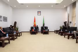 Trưởng Ban Tổ chức Trung ương Phạm Minh Chính làm việc với Bộ trưởng Công Thương Tanzania trong chuyến thăm và làm việc tại Tanzania, chiều 5/12/2019. (Ảnh: Phi Hùng/TTXVN)