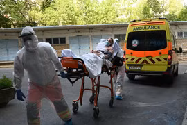 Chăm sóc bệnh nhân nhiễm COVID-19 tại Budapest, Hungary, ngày 27/8/2020. (Ảnh: AFP/TTXVN)