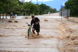 Cảnh ngập lụt sau mưa lớn do ảnh hưởng của bão Eta tại Yoro, cách thủ đô Tegucigalpa, Honduras khoảng 260km về phía Nam, ngày 5/11/2020. (Ảnh: AFP/TTXVN)