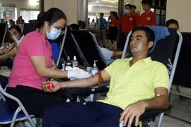 Người dân thành phố Lào Cai tham gia hiến máu tình nguyện tại Chương trình. (Ảnh: Quốc Khánh/TTXVN)