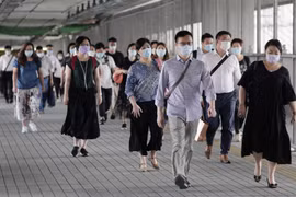 Người dân đeo khẩu trang phòng dịch COVID-19 tại Hong Kong, Trung Quốc ngày 13/8/2020. (Ảnh: THX/TTXVN)