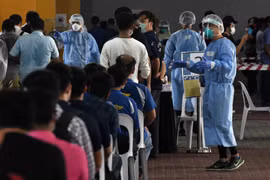 Một điểm xét nghiệm COVID-19 tại Singapore. (Ảnh: AFP/TTXVN)