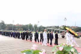 Đoàn đại biểu Ban Chấp hành Trung ương Đảng, Quốc hội, Chủ tịch nước, Chính phủ, Ủy ban Trung ương Mặt trận Tổ quốc Việt Nam đặt vòng hoa, vào Lăng viếng Chủ tịch Hồ Chí Minh. (Ảnh: Văn Điệp/TTXVN)
