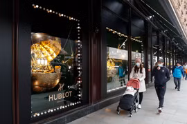 Người dân đeo khẩu trang phòng lây nhiễm COVID-19 tại London, Anh, ngày 2/12/2020. (Ảnh: THX/TTXVN)