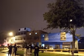 Cảnh sát phong tỏa hiện trường hộp đêm xảy ra vụ giẫm đạp ở thủ đô Lima, Peru ngày 22/8/2020. (Ảnh: Metro/TTXVN)