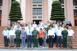 Thượng tướng Nguyễn Chí Vịnh chụp ảnh lưu niệm cùng các đại biểu. (Nguồn: qdnd.vn)