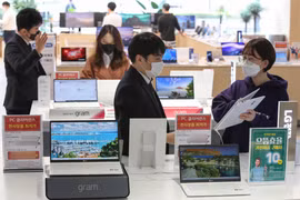Tại một cửa hàng bán đồ điện tử ở Seoul, Hàn Quốc, ngày 31/3/2020. (Ảnh: THX/TTXVN)