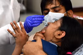Nhân viên y tế lấy mẫu dịch xét nghiệm COVID-19 cho người dân tại New Delhi, Ấn Độ ngày 2/7/2020. (Ảnh: THX/TTXVN)