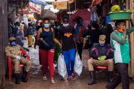 Người dân mua thực phẩm tại chợ ở Kigali, Rwanda ngày 20/4/2020 trong bối cảnh dịch COVID-19 lan rộng. (Ảnh: THX/TTXVN)