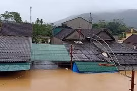 Mưa lớn khiến nhiều nhà dân tại huyện Thanh Chương bị ngập nặng. (Ảnh: Tá Chuyên/TTXVN)