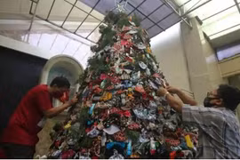 Trang trí cây thông Noel bằng khẩu trang và nước sát khuẩn tại một nhà thờ ở Surabaya, tỉnh Đông Java, Indonesia. (Nguồn: Reuters)