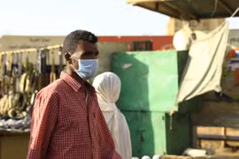 Người dân đeo khẩu trang phòng lây nhiễm COVID-19 tại Khartoum, Sudan ngày 14/3/2020. (Ảnh: THX/TTXVN)