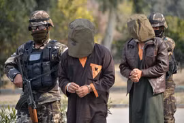 Binh sỹ Afghanistan bắt giữ các tay súng Taliban tại Jalalabad. (Ảnh: AFP/TTXVN)