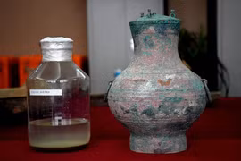 Mẫu dung dịch và chiếc lọ đồng cổ. (Nguồn: THX)