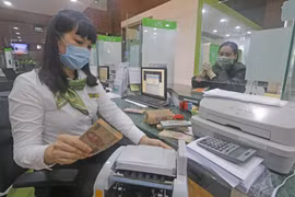 Khách hàng giao dịch tại hội sở chính Vietcombank, 198 Trần Quang Khải, Hà Nội. (Ảnh: Trần Việt/TTXVN)