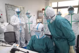 Nhân viên y tế làm việc tại bệnh viện ở thành phố Vũ Hán, tỉnh Hồ Bắc, Trung Quốc, ngày 27/1/2020. (Ảnh: THX/TTXVN)
