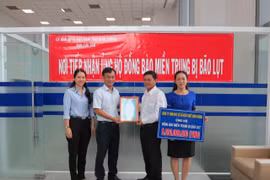 Lãnh đạo Ủy Ban mặt Trận Tổ quốc Việt Nam tỉnh Bình Dương tiếp nhận tiền hỗ trợ từ các nhà hảo tâm quyên góp. (Ảnh: Chí Tưởng/TTXVN)
