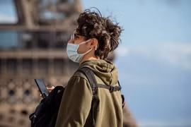 Người dân đeo khẩu trang phòng dịch COVID-19 tại Paris, Pháp ngày 12/3/2020. (Ảnh: THX/TTXVN)