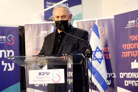 Thủ tướng Benjamin Netanyahu phát biểu sau khi tiêm vắcxin phòng COVID-19 tại Ramat Gan, Israel, ngày 19/12/2020. (Ảnh: THX/TTXVN)