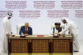 Đại diện đặc biệt của Mỹ về hòa giải tại Afghanistan Zalmay Khalilzad (thứ 2, trái) và người đồng sáng lập Taliban Mullah Abdul Ghani Baradar (thứ 2, phải) tại lễ ký thỏa thuận hòa bình ở Doha, Qatar ngày 29/2/2020. (Ảnh: AFP/TTXVN)