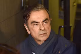 Cựu Chủ tịch Hãng Nissan Motor của Nhật Bản, ông Carlos Ghosn, rời khỏi văn phòng ở Tokyo ngày 3/4/2019. (Ảnh: AFP/TTXVN)