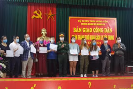 Lễ bàn giao 109 công dân trở về địa phương sau khi hoàn thành cách ly tập trung. (Ảnh: Đinh Tuấn/TTXVN)