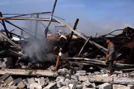 Cảnh tàn phá sau các cuộc không kích tại Sanaa, Yemen, ngày 2/7/2020. (Ảnh: THX/TTXVN)