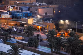 Khói bốc lên từ bốt gác tại lối vào Đại sứ quán Mỹ ở Baghdad, ngày 31/12/2019. (Ảnh: AFP/TTXVN)