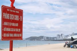 Ban quản lý vịnh Nha Trang đặt nhiều bảng hướng dẫn về phòng chống dịch COVID-19 bãi biển. (Ảnh: Tiên Minh/TTXVN)