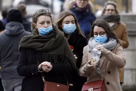 Người dân đeo khẩu trang phòng dịch COVID-19 tại London, Anh ngày 3/3/2020. (Ảnh: THX/TTXVN)