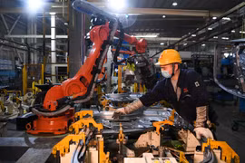 Công nhân làm việc bên trong một nhà máy ở Du Bắc, tỉnh Trùng Khánh, Trung Quốc ngày 11/3/2020. (Ảnh: THX/TTXVN)
