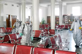 Phun thuốc khử trùng tại một địa điểm công cộng ở Triều Tiên nhằm ngăn chặn sự lây lan của COVID-19, ngày 15/2/2020. (Ảnh: AFP/TTXVN)
