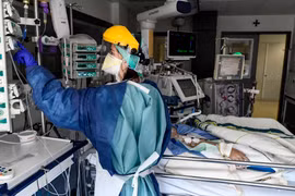 Nhân viên y tế chăm sóc bệnh nhân COVID-19 tại bệnh viện ở Sint-Truiden, Bỉ ngày 17/4/2020. (Ảnh: AFP/ TTXVN)
