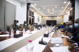 Các nhà lãnh đạo quân đội Mali (trái) và phái đoàn ECOWAS (phải) tại cuộc đàm phán ở Bamako, Mali ngày 22/8/2020. (Ảnh: AFP/TTXVN)