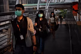Người dân đeo khẩu trang tránh bụi trên một đường phố ở Bangkok, Thái Lan, ngày 30/9/2019. (Ảnh: AFP/TTXVN)
