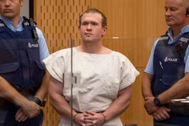 Đối tượng Brenton Tarrant (giữa) tại phiên tòa ở Christchurch, New Zealand ngày 16/3/2019. (Ảnh: AFP/TTXVN)