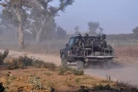 Binh sỹ Cameroon tuần tra tại khu vực ngoại ô Mosogo, Cameroon, ngày 21/3/2019. (Ảnh: AFP/TTXVN)