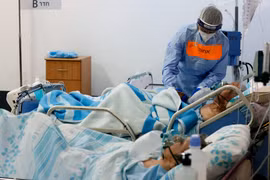 Nhân viên y tế điều trị cho bệnh nhân mắc COVID-19 tại một bệnh viện ở thành phố Haifa, Israel. (Ảnh: AFP/TTXVN)