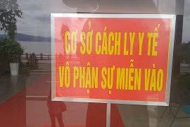  Một cơ sở cách ly có thu phí tại thành phố Nha Trang để bảng chỉ dẫn an toàn hướng dẫn cho người dân và du khách không đi vào khu vực cấm. Ảnh: Thanh Vân - TTXVN