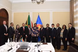 Bộ trưởng DIRCO Naledi Pandor (thứ 6, từ trái) và đại diện các thành viên Ủy ban ASEAN tại Pretoria tại Lễ ký văn kiện Nam Phi gia nhập Hiệp ước Thân thiện và Hợp tác Đông Nam Á (TAC) ngày 10/11/2020 theo hình thức trực tuyến tại trụ sở Quốc hội, Cape Tow