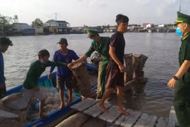 Các thuyền viên bị trôi dạt được đưa vào bờ an toàn. (Ảnh: Huỳnh Thế Anh/TTXVN)